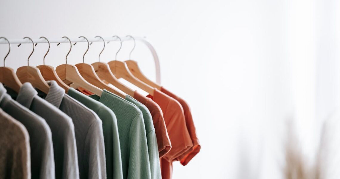 Les 10 pièces intemporelles à avoir dans votre garde-robe